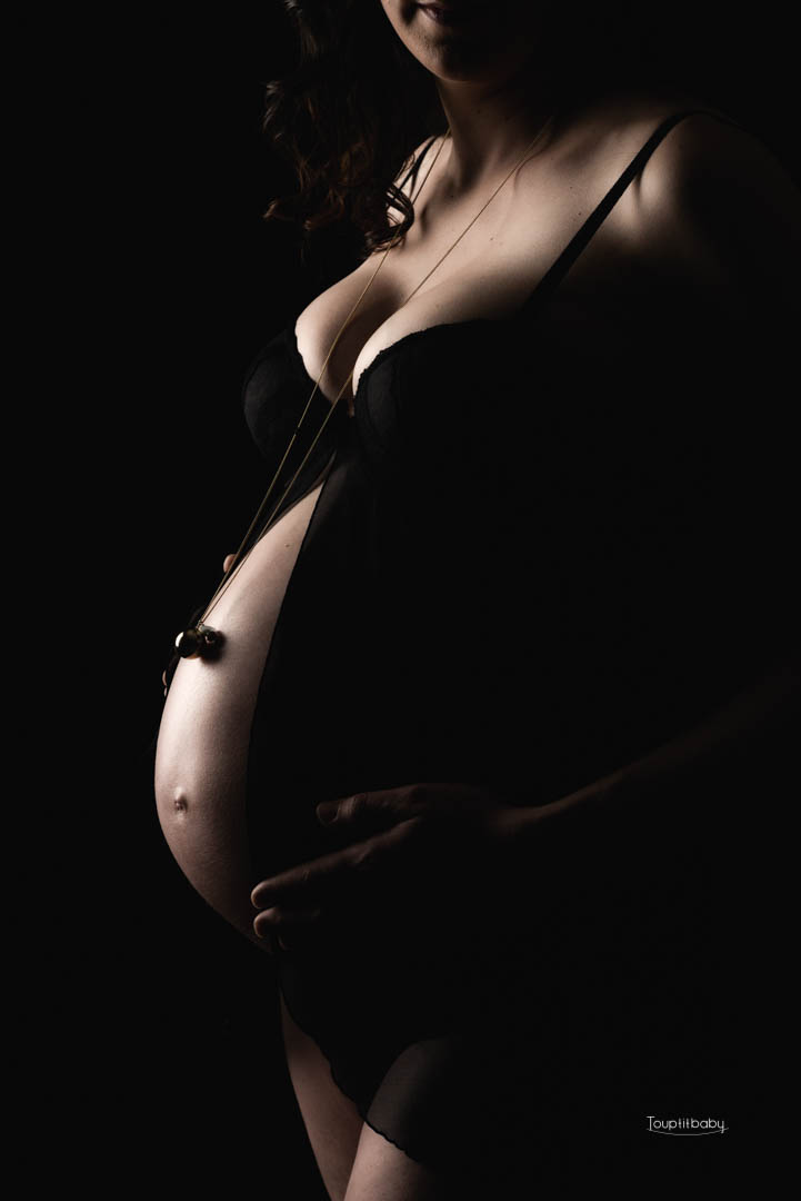 ventre rond d'une femme enceinte