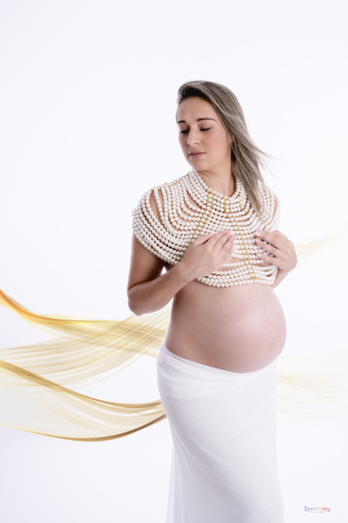 femme enceinte pose avec un voile blanc