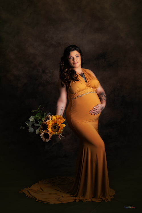 future maman en séance avec une robe moutarde