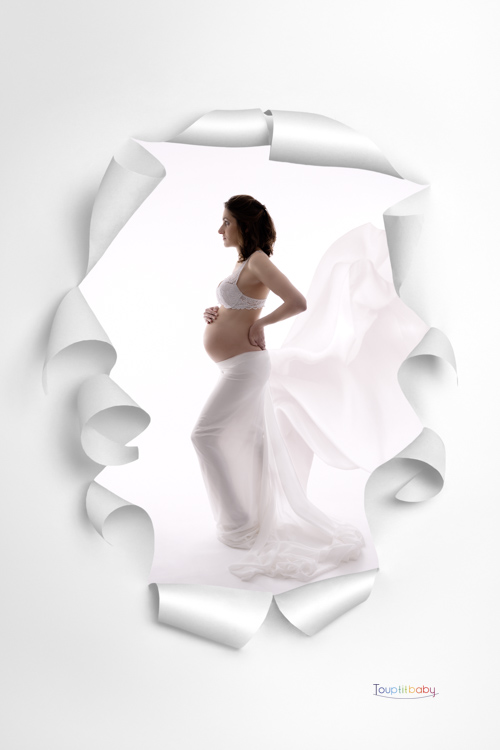 portrait grossesse avec un voile blanc et un fond déchiré blanc