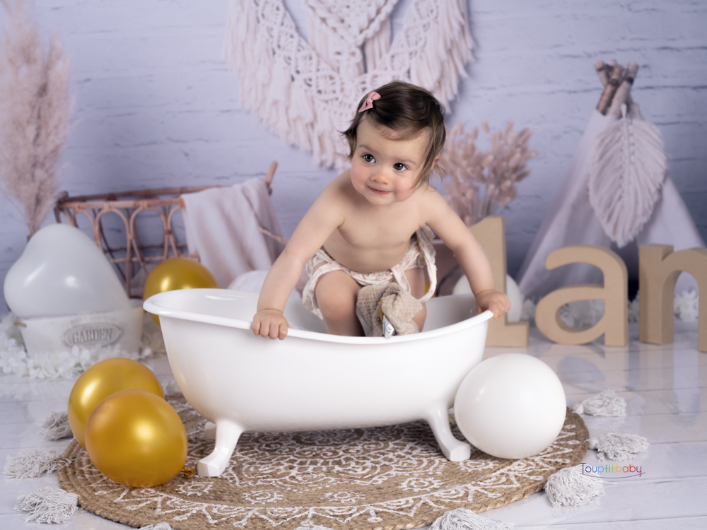 bébé en photo dans une baignoire