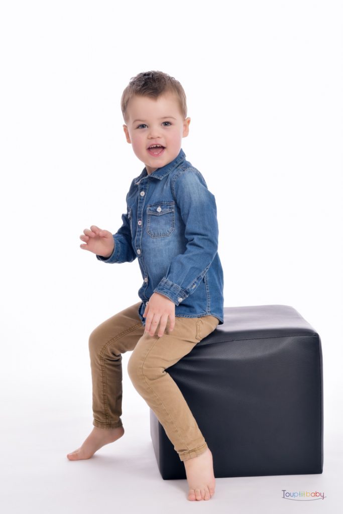 petit garçon en photo sur fond blanc