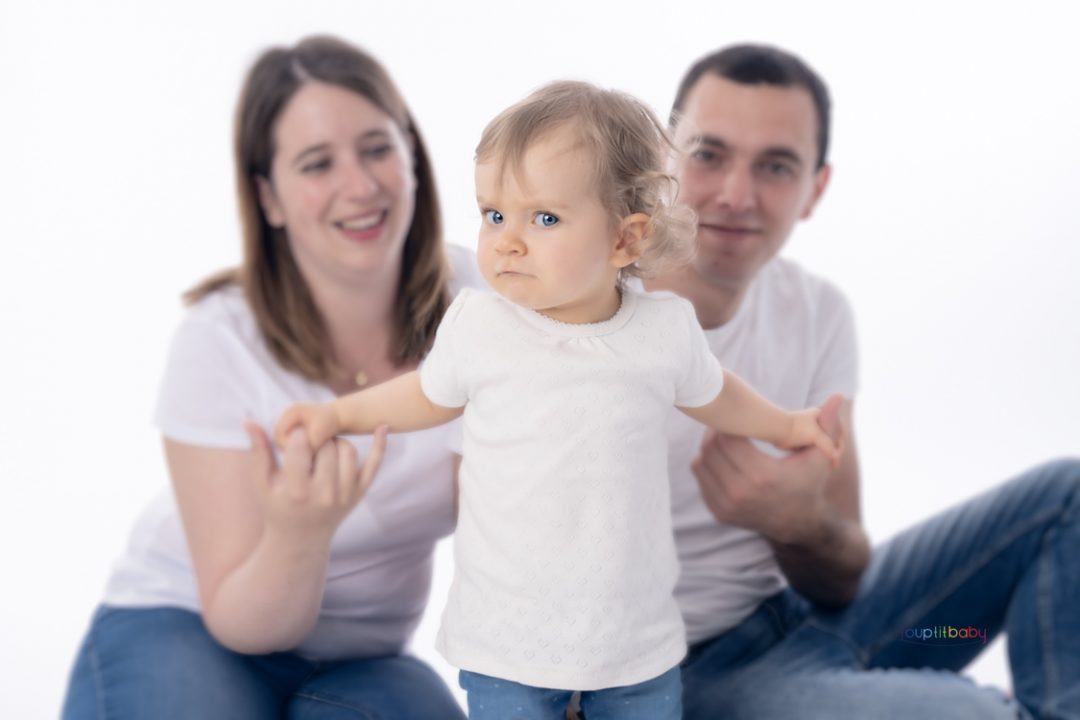 Photo de famille lumineuse en studio à Chambray-lès-Tours – souvenir authentique